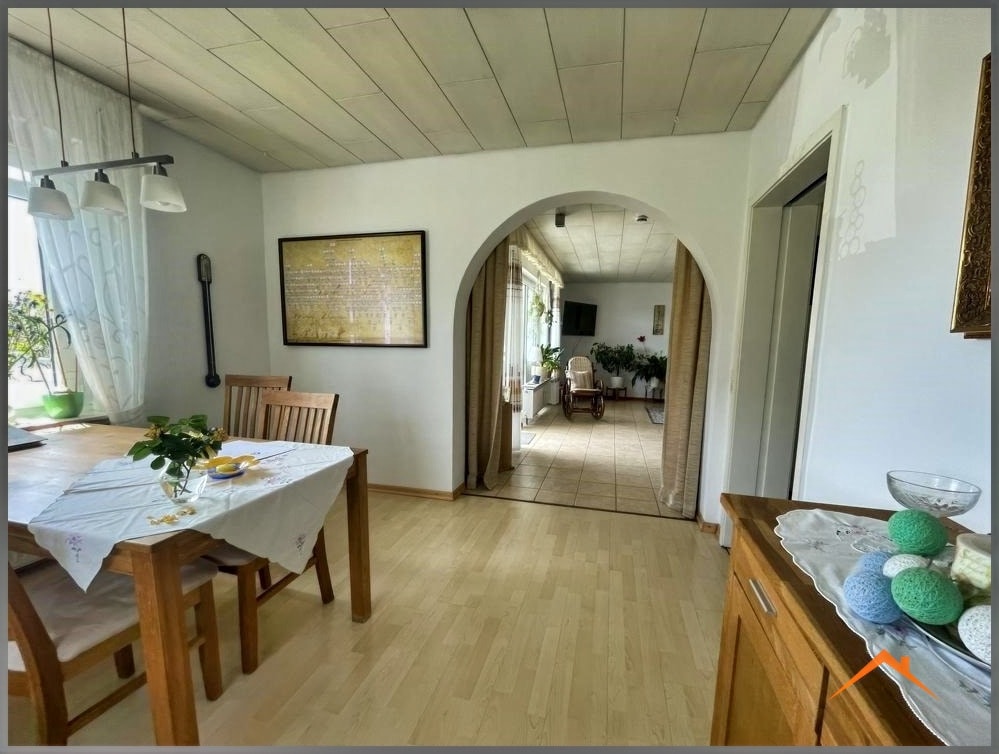 Esszimmer mit Zugang zur Küche