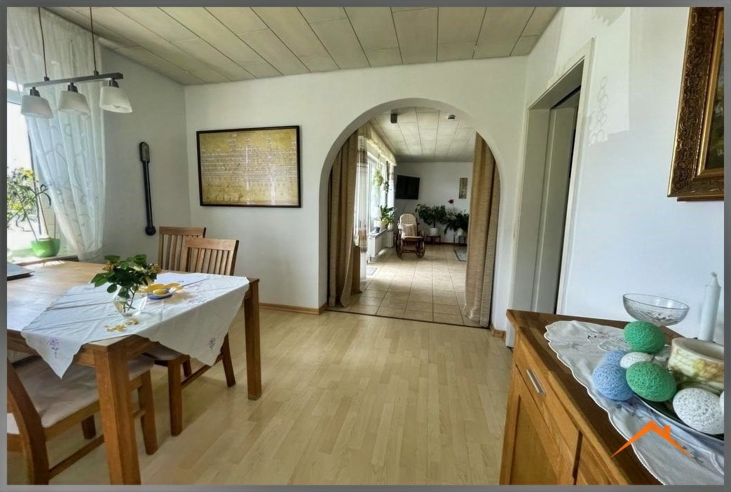 Esszimmer mit Zugang zur Küche