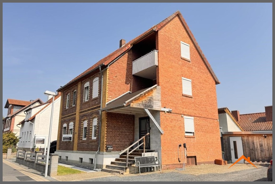 Eingang mit Stellplätzen