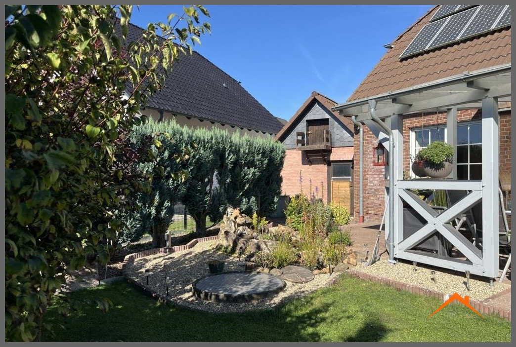 Garten Blick auf Garagenrückseite