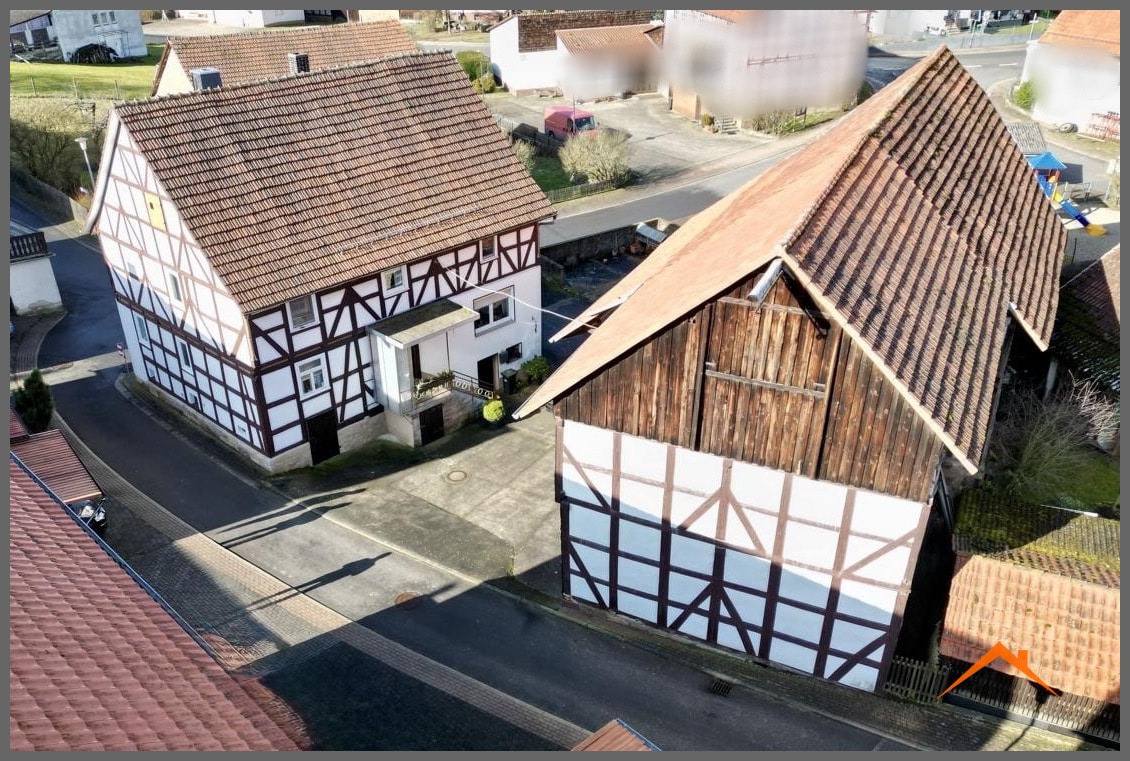 Wohnhaus mit Wirtschaftsgebäude