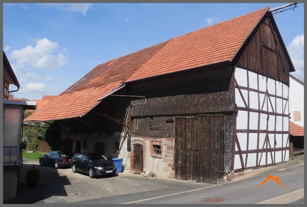 Wirtschaftsgebäude neben Wohnhaus