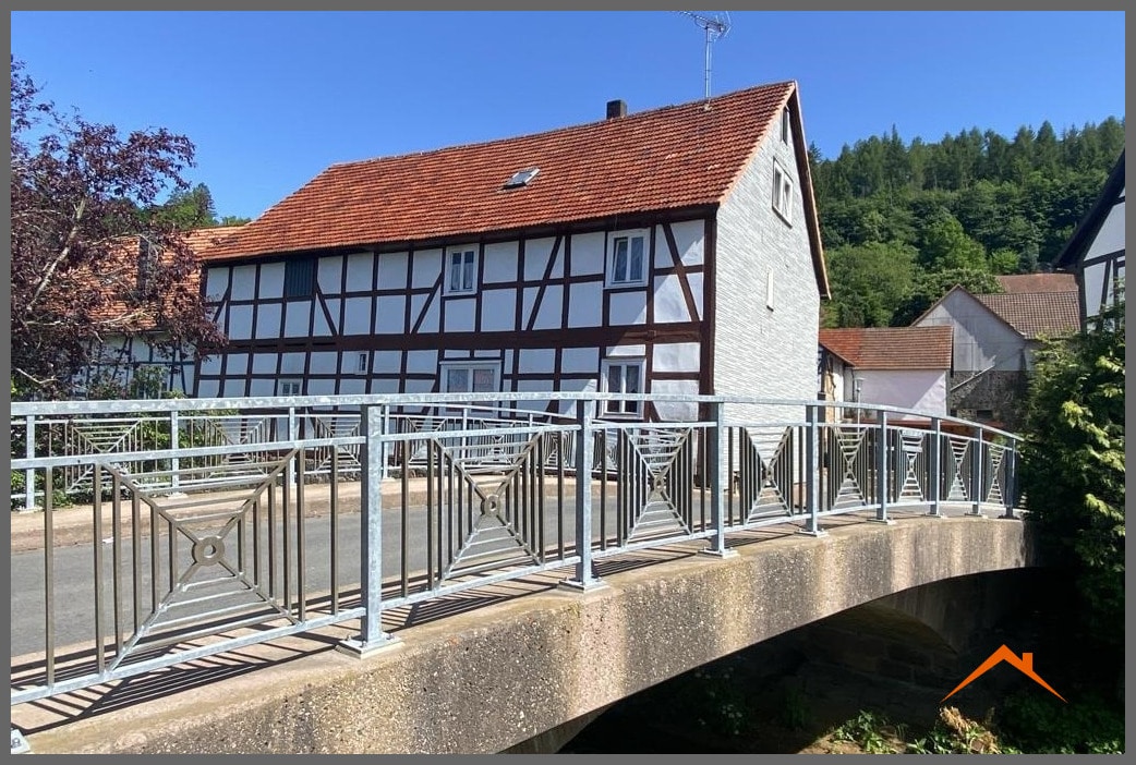 Gebäuderückseite m. Zufahrtsstraße