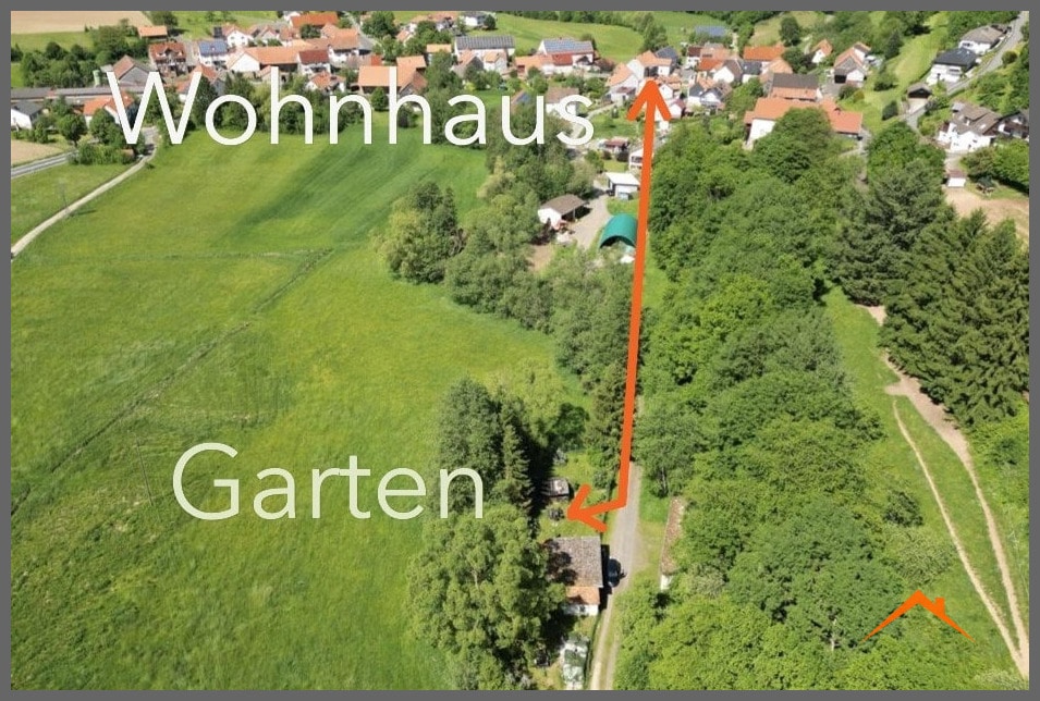 Weg zwischen Wohnhaus und Garten