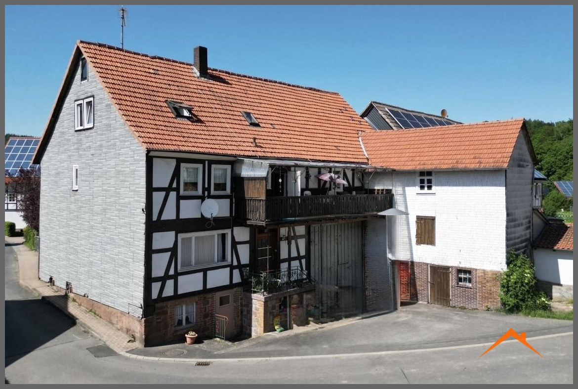 Charmantes Wohnhaus mit Nebengebäude