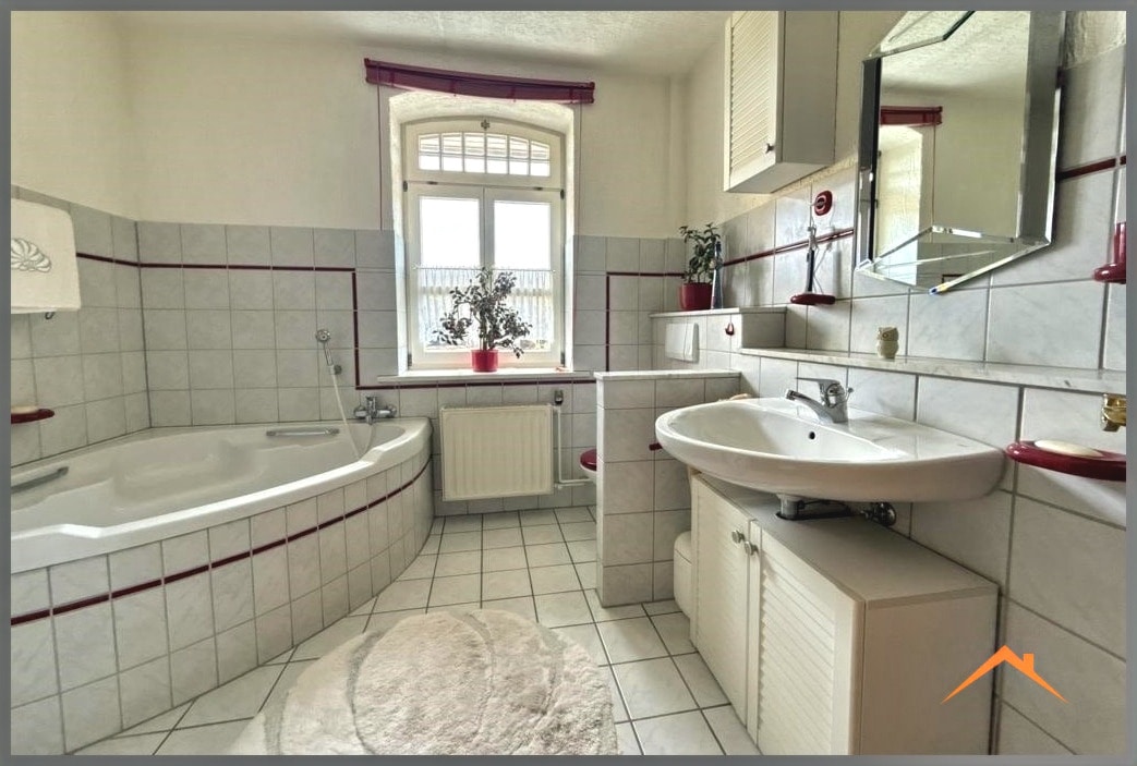 OG Bad mit Wanne und Dusche