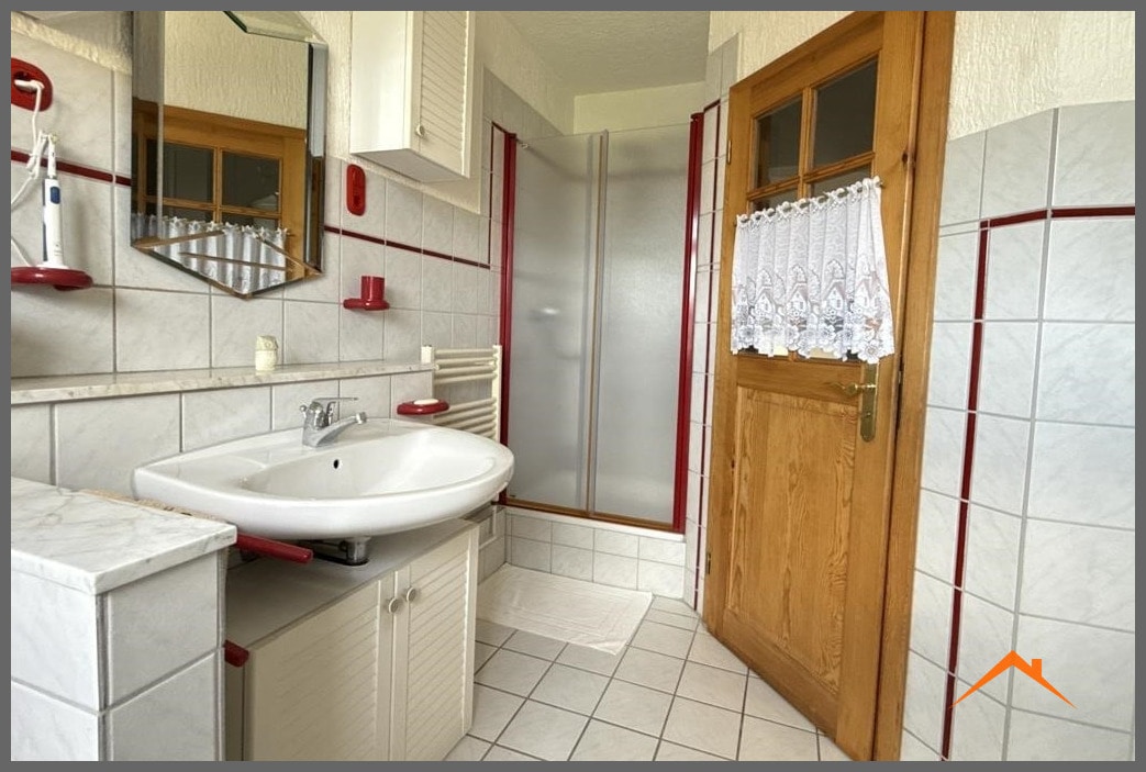 OG Bad mit Wanne und Dusche