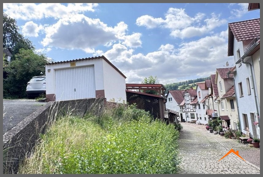 Garage und idyllische Gasse