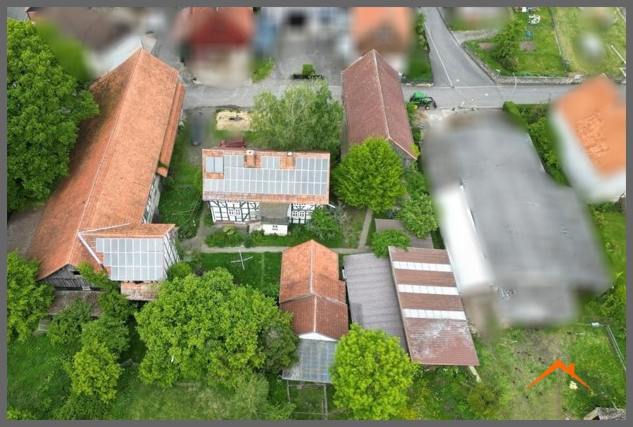 Gebäuderückseite mit PV-Anlage